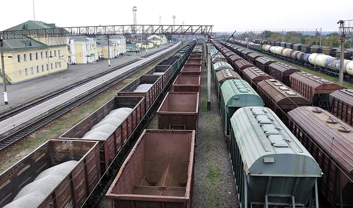 Вантажні вагони на залізничній станції в контексті граничних строків служби