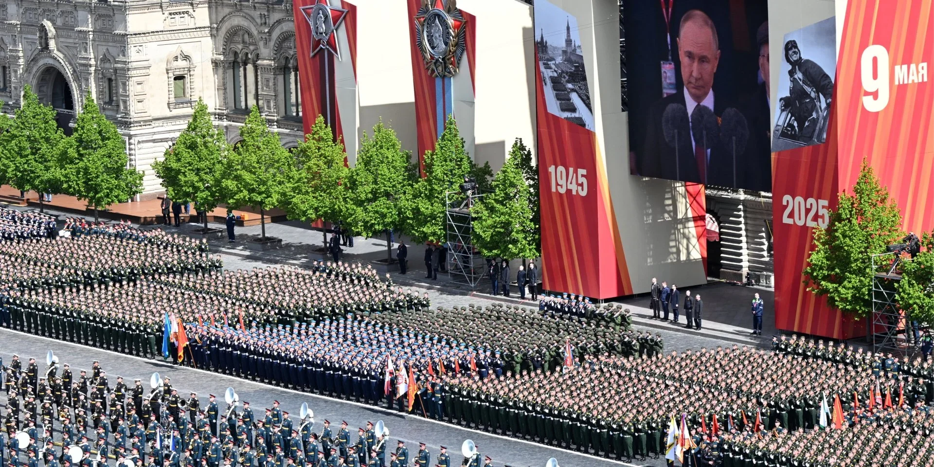 Парад 9 травня на Червоній площі Москви з портретом Путіна та військовими колонами