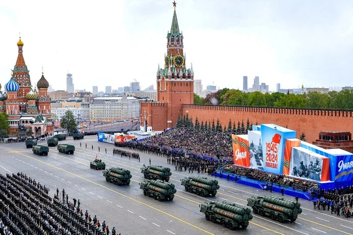 Парад 9 травня на Червоній площі Москви з танками та ракетами 2024 року.
