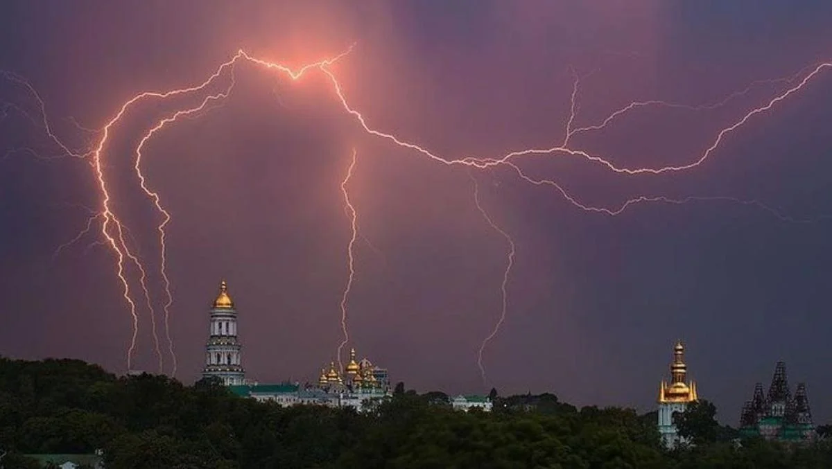 Блискавки над Києво-Печерською лаврою в Києві під час грози 14 травня