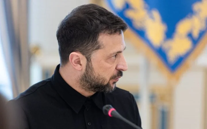 Володимир Зеленський виступає за мікрофоном на тлі українського прапора щодо загрози з Білорусі