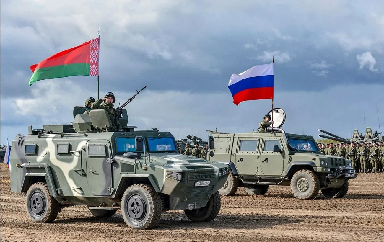Броньовані машини РФ та Білорусі з прапорами на навчаннях