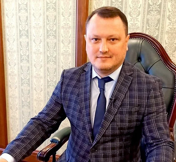 Эксперт в клетчатом костюме называет признаки поверхностного человека