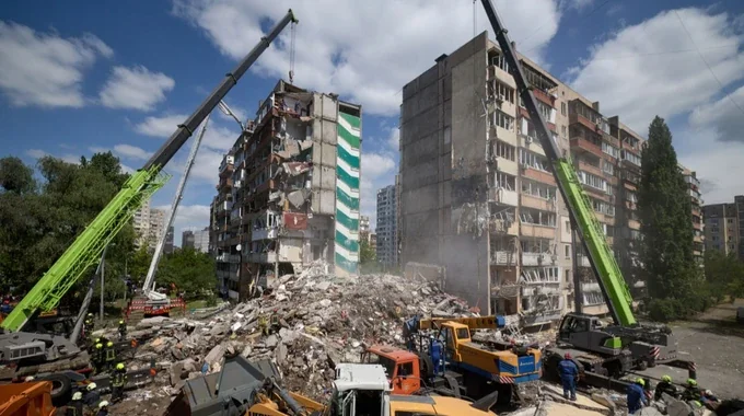 Екскаватори розбирають завали радянських багатоповерхівок після російського удару