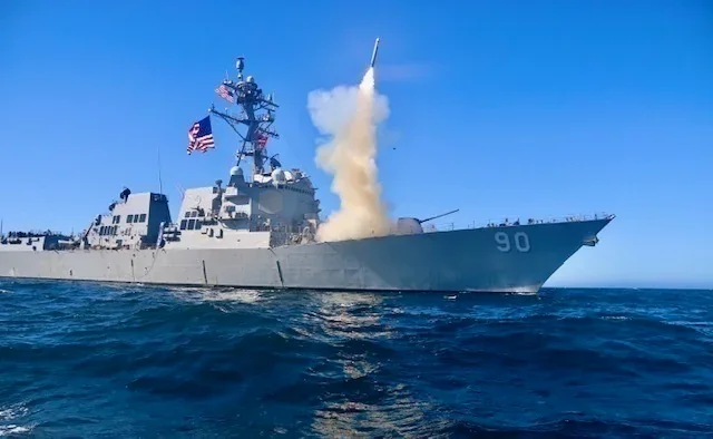 Есмінець США USS Higgins з Томагавками запускає ракету в океані