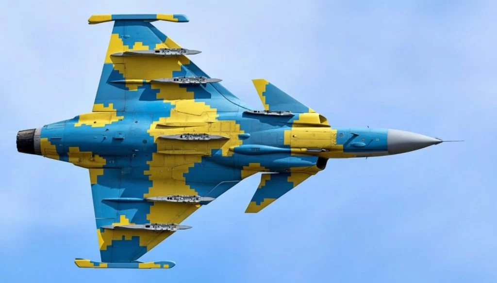 Винищувач JAS 39 Gripen у блакитно-жовтому камуфляжі Повітряних сил України