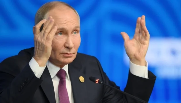 Володимир Путін жестикулює під час промови на параді 9 травня про війну з Україною