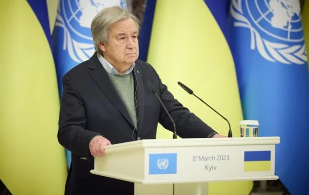 Антоніу Гутерріш за трибуною ООН під час візиту до Києва