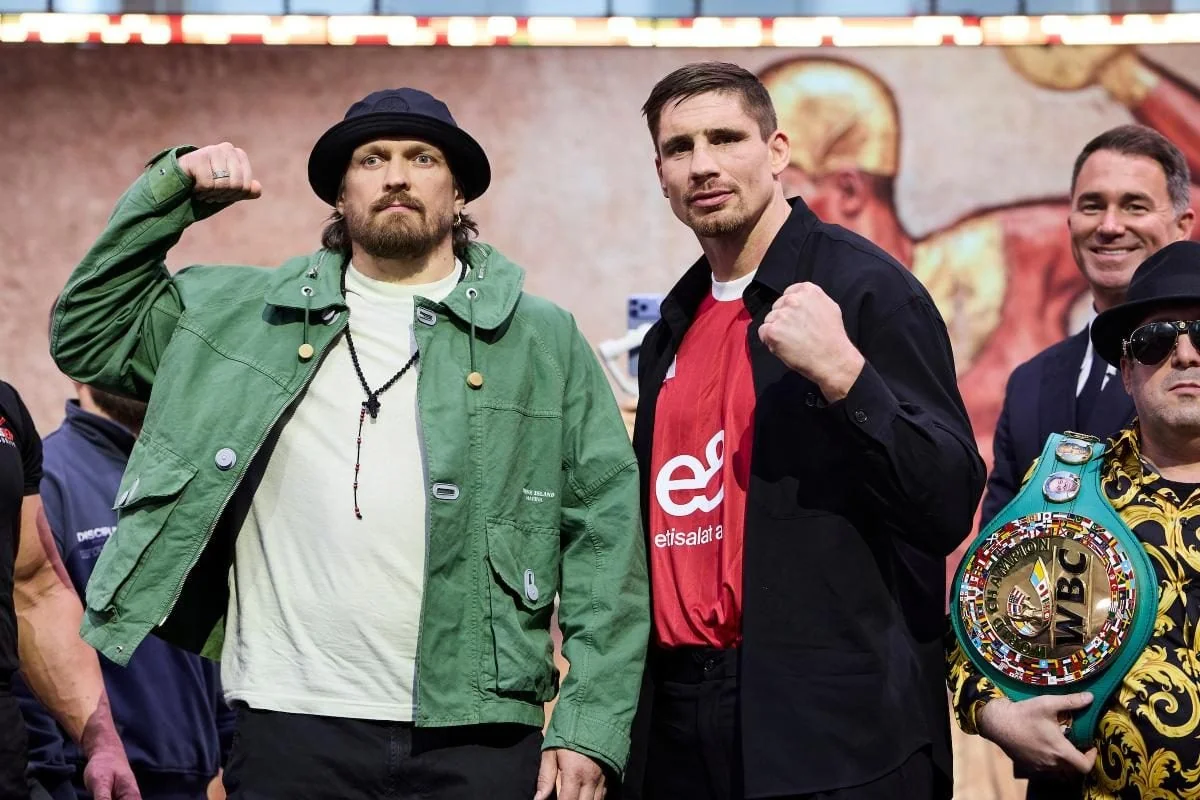 Олександр Усик з поясом WBC позує після перемоги над Верхувеном