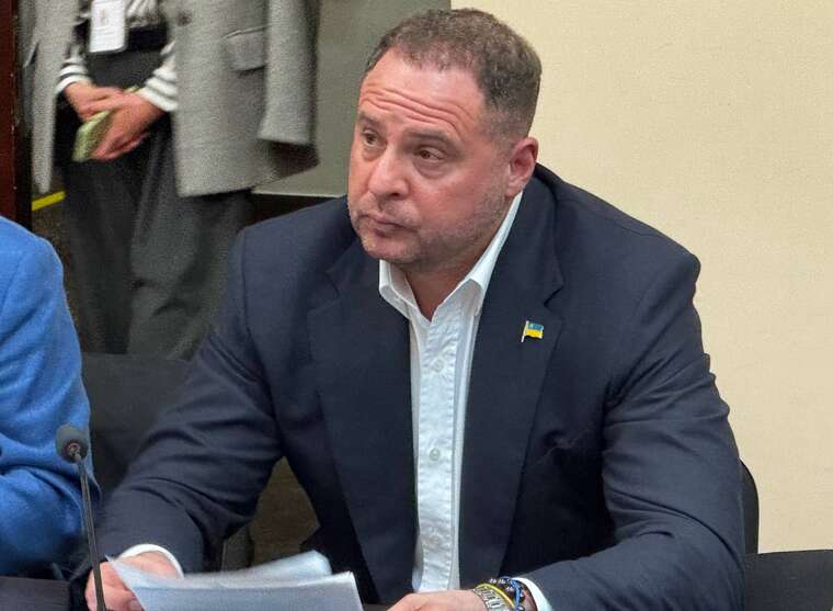 Андрій Єрмак у суді з документами після заяви про відсутність 180 млн грн застави