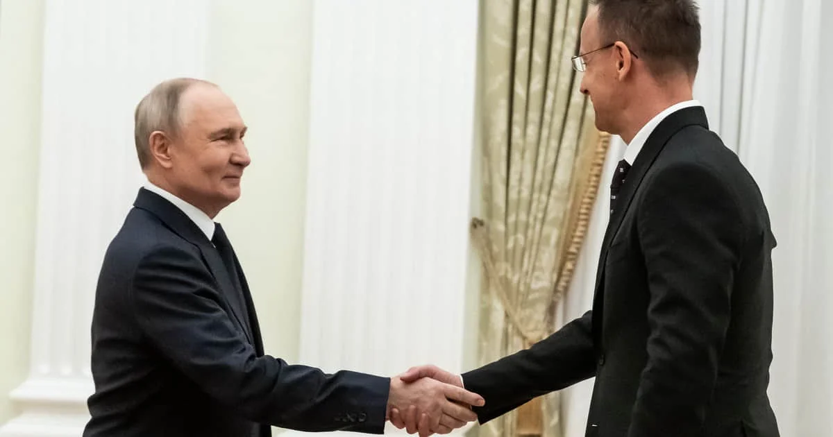 Герхард Шредер тисне руку Володимиру Путіну на тлі його лобізму для РФ