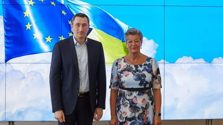 Владимир Зеленский и Урсула фон дер Ляйен перед флагами ЕС и Украины