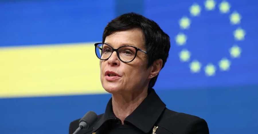 Єврокомісарка Марта Кос виступає щодо кластерів ЄС-переговорів для України на тлі прапорів