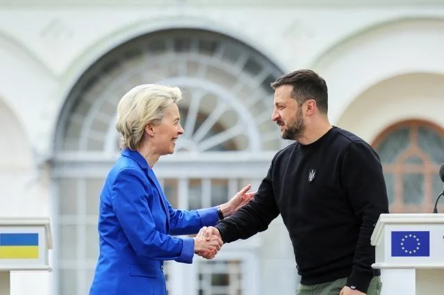 Урсула фон дер Ляєн і Володимир Зеленський під час зустрічі щодо статусу України в ЄС
