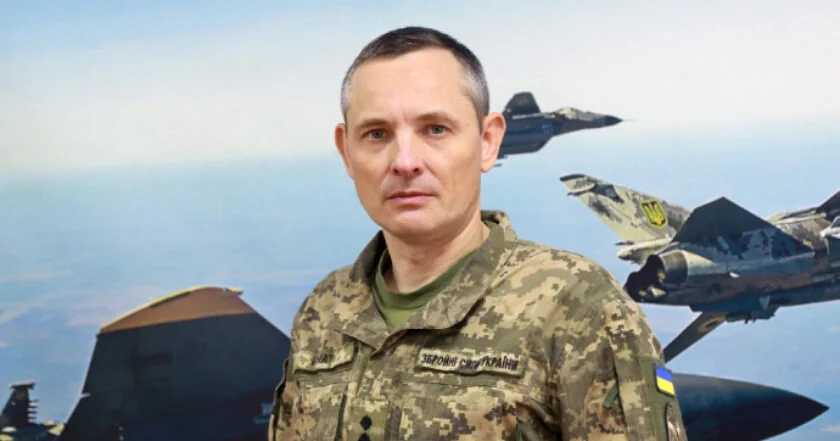 Юрій Ігнат на тлі винищувачів Повітряних Сил ЗСУ