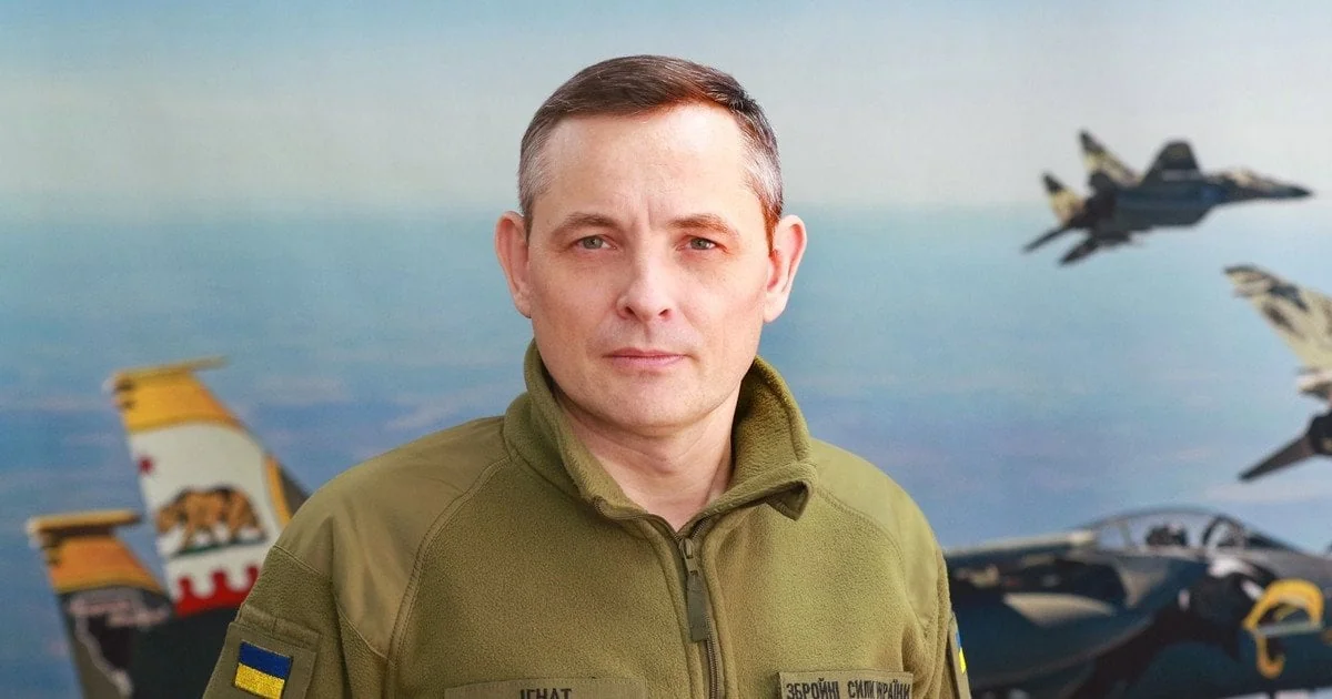 Юрій Ігнат у формі ЗСУ на тлі винищувачів Повітряних сил
