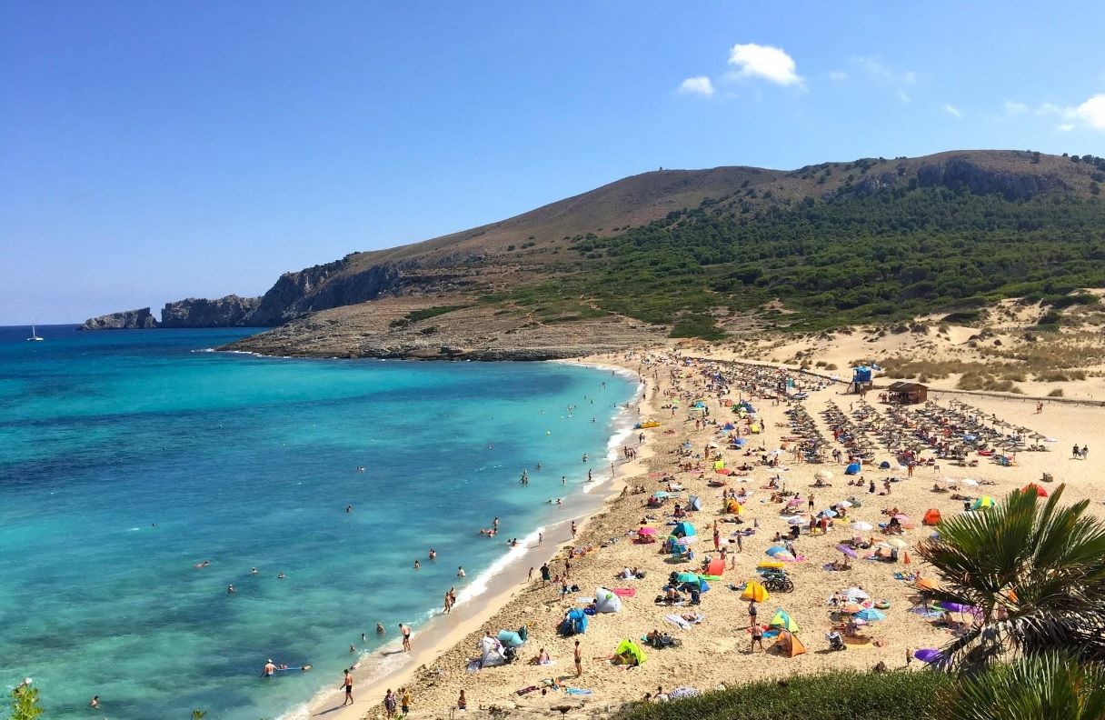 Переповнена бухта Caló des Moro на Майорці натовпом туристів