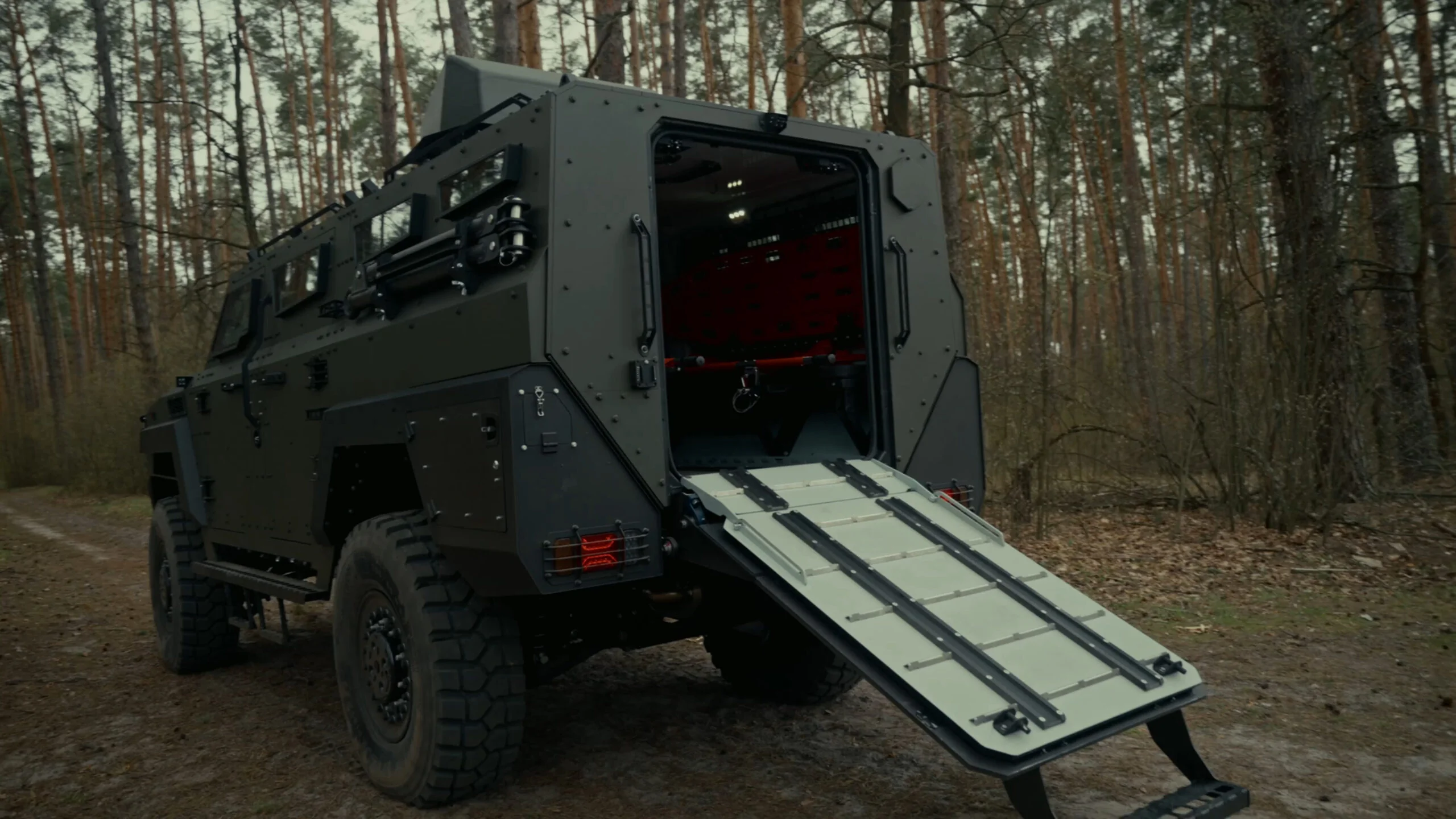 Новий бронеавтомобіль Inguar 4 6×6 з відкритою рампою для евакуації в лісі