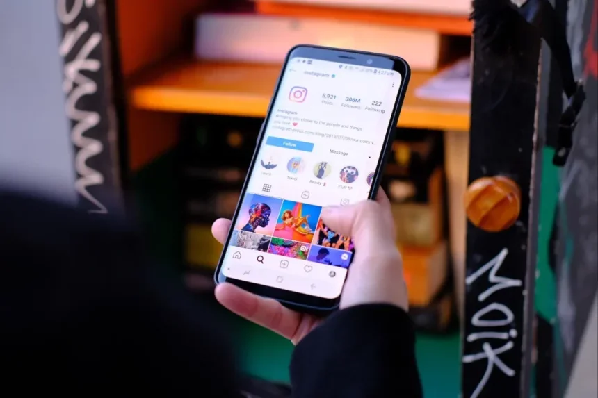 Смартфон з Instagram показує профіль зірки України з тисячами фоловерів