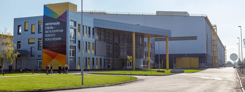 Завод Інтерпайп в Україні з фасадом ДНІПРОТУБА та логотипами компанії