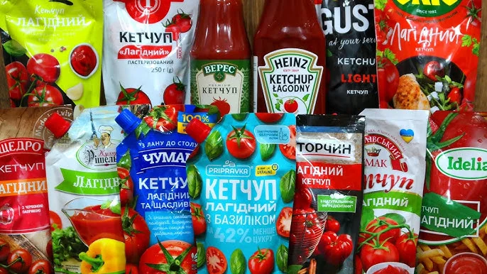 Різноманітні кетчути брендів Heinz, Чумак і Торчин на полиці