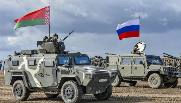 Бронетехніка Росії та Білорусі з прапорами під час спільних ядерних навчань