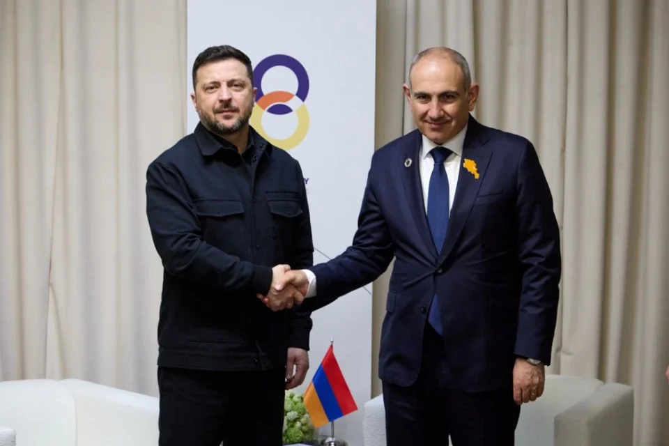 Володимир Зеленський потискає руку Ніколу Пашиняну на саміті Вірменія-ЄС у Єревані