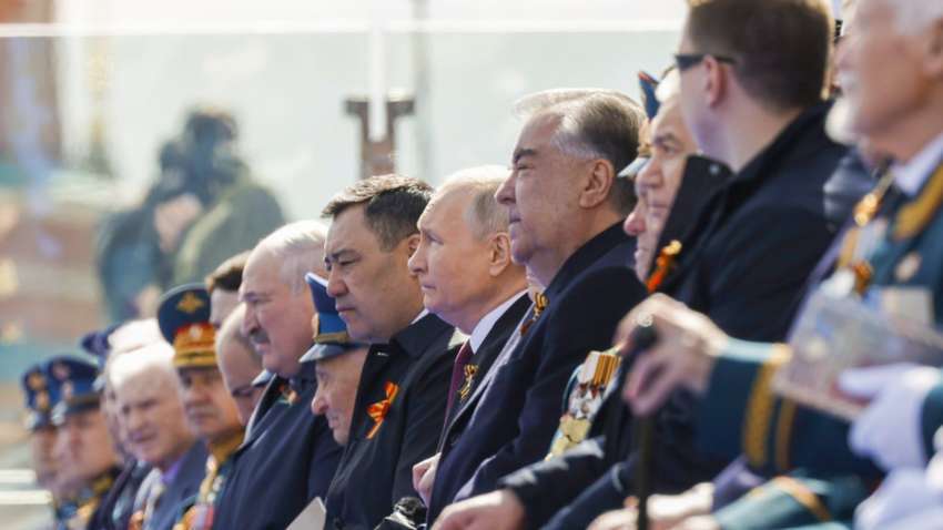 Володимир Путін з високопосадовцями на трибуні перед парадом 9 травня