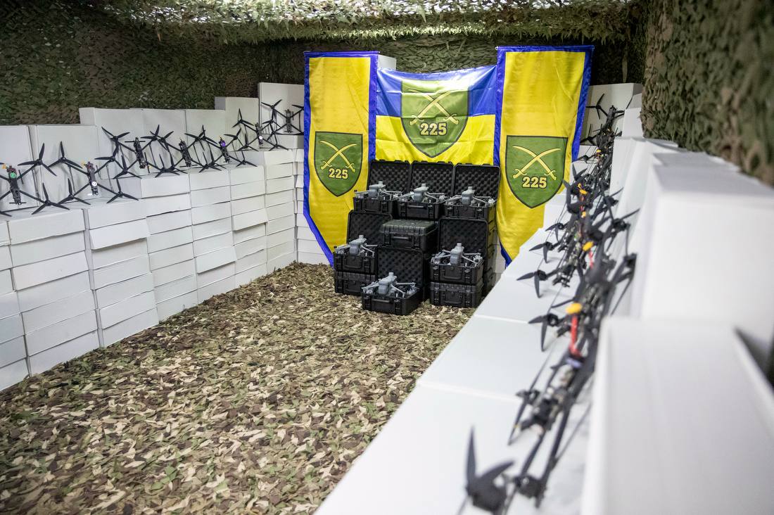 Дрони в штабелях коробок під прапорами 225-ї штурмової бригади ЗСУ
