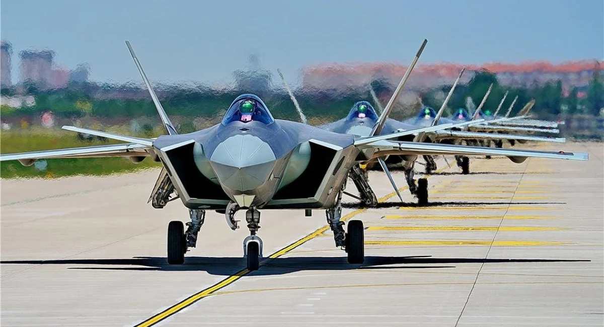 Ряд стелс-винищувачів Chengdu J-20 на злітній смузі Китаю