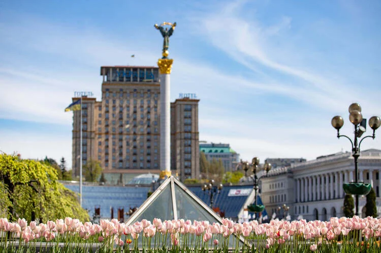 Літнє тепло в Києві: сонячний Майдан Незалежності з рожевими тюльпанами