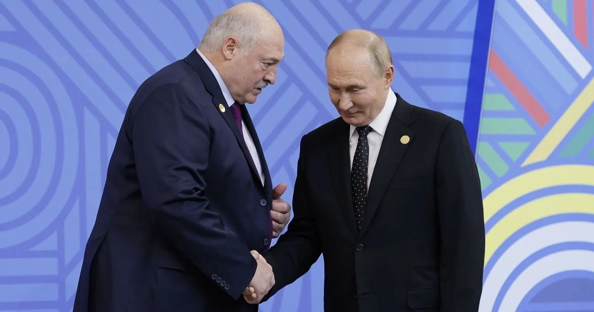 Лукашенко та Путін обмінюються рукостисканням на зустрічі