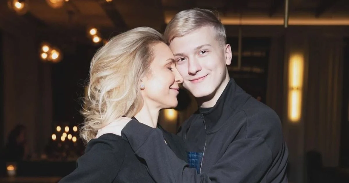 Марина Боржемська обіймає 17-річного сина Роберта на фото з Instagram