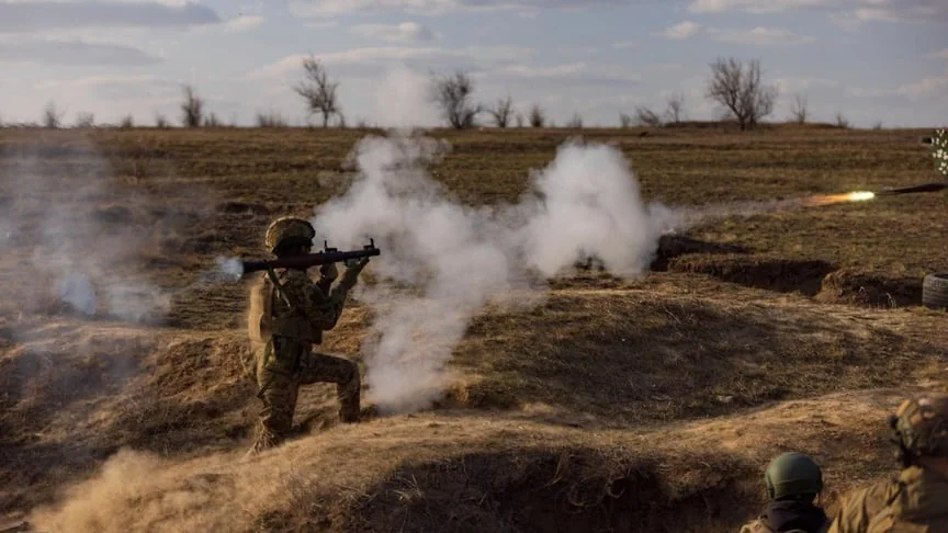 Російський штурмовик веде вогонь з РПГ під час атаки на Покровському напрямку