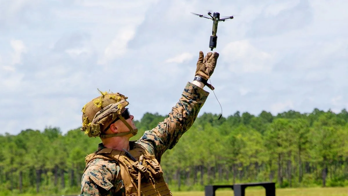 Морпіх США тримає невеликий дрон для розвідки та ударів з літієвою батареєю