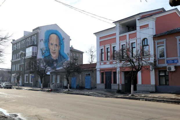 Мурал знаменитости на стене исторического здания в Москалёвке, Харьков