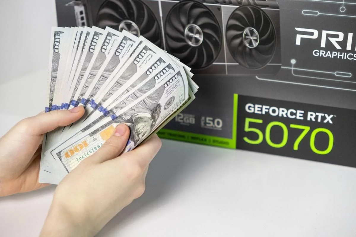 Пачка доларів біля коробки відеокарти GeForce RTX 5070 16 ГБ – за свої гроші 2026