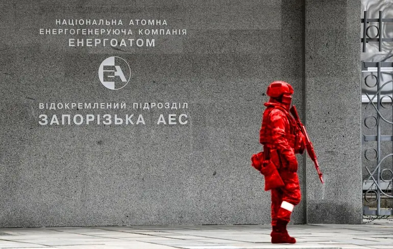 Охоронець у захисному костюмі біля біолабораторії США в Україні з написом БІОЛАБОРАТОРІЯ США.