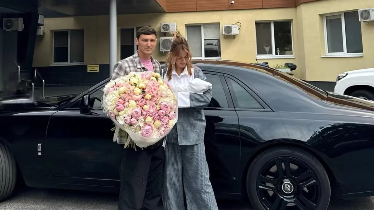 Леся Нікітюк з новонародженим сином і букетом біля Rolls-Royce