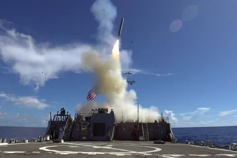 Запуск крилатої ракети Tomahawk з палуби есмінця ВМС США