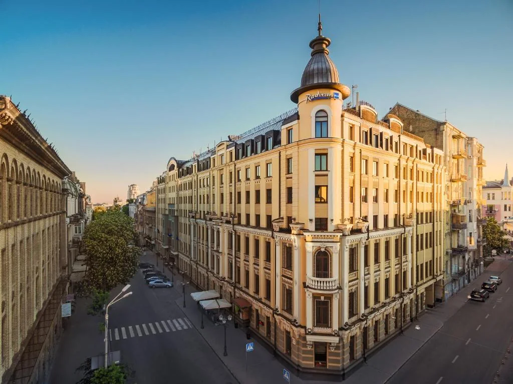 Оновлений Radisson Blu у центрі Одеси на заході сонця