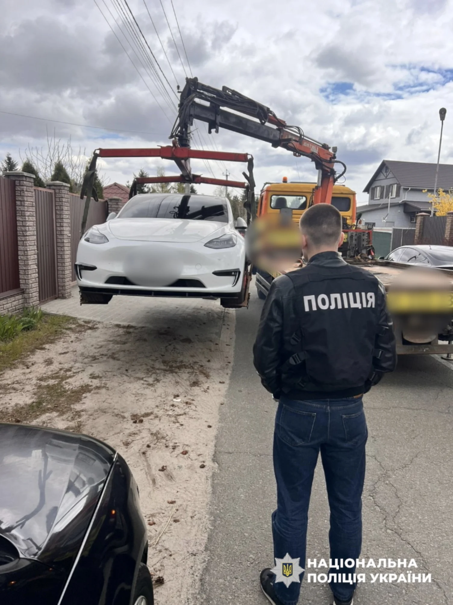 Поліція вилучає Tesla на евакуаторі під час обшуків у ТЦК