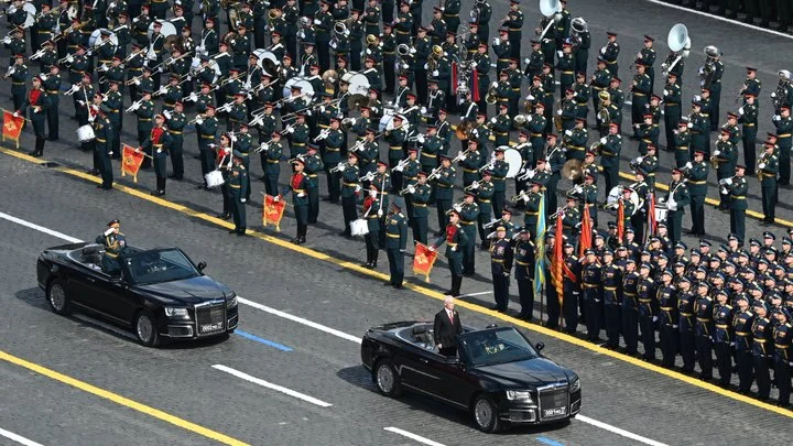 Володимир Путін на кабріолеті під час параду Перемоги в Москві серед колони військових.