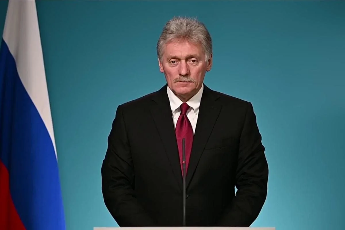 Дмитро Пєсков за трибуною з прапором Росії спростовує заяви Зеленського про Білорусь