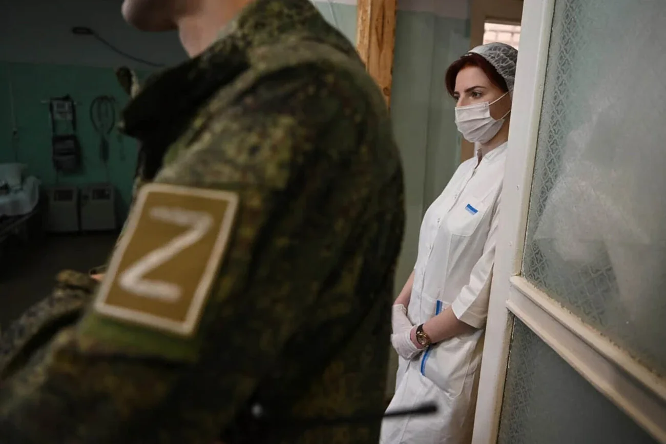 Військовий з символом Z у шпиталі, переобладнаному з пологового будинку