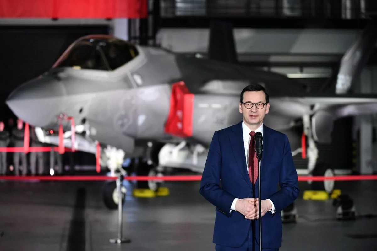 Премєр-міністр Польщі Дональд Туск виступає біля винищувача F-35 на тлі угоди ЄС на 43,7 млрд євро