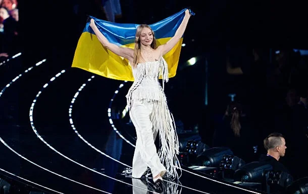 LELEKA тримає український прапор на сцені Євробачення-2026
