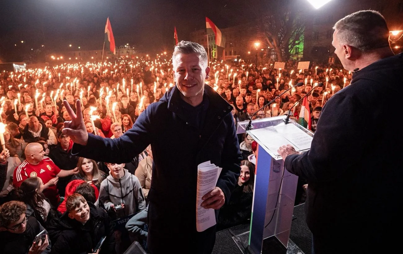 Сторонники Петера Мадяра на митинге с факелами и венгерскими флагами