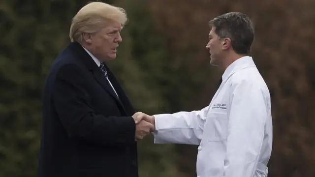 Дональд Трамп тисне руку лікарю на тлі суперечок щодо психічного стану президента
