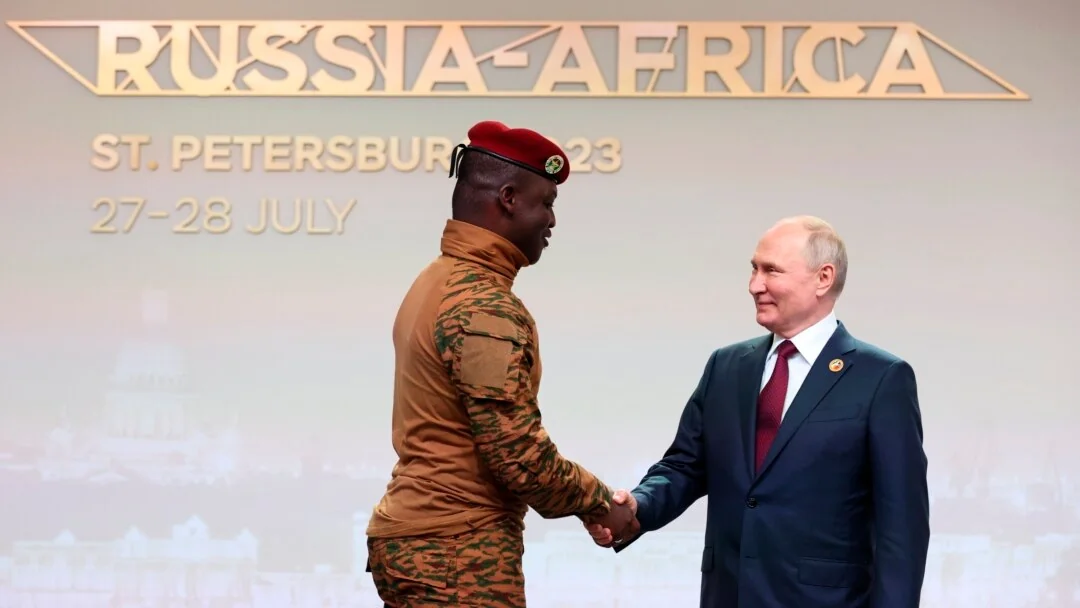 Путін тисне руку африканському лідеру на саміті Росія-Африка в Петербурзі